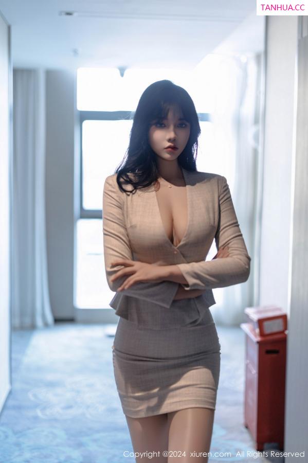 小娜比  [XiuRen]高清写真图 2024.11.05 No.9398 娜比 丝袜短裙第18张图片